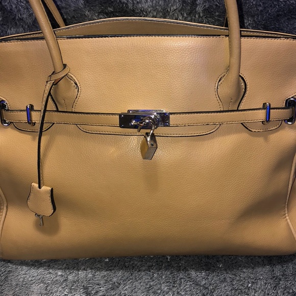 Light beige & Silver hardware lock & key handbag - Picture 4 of 8